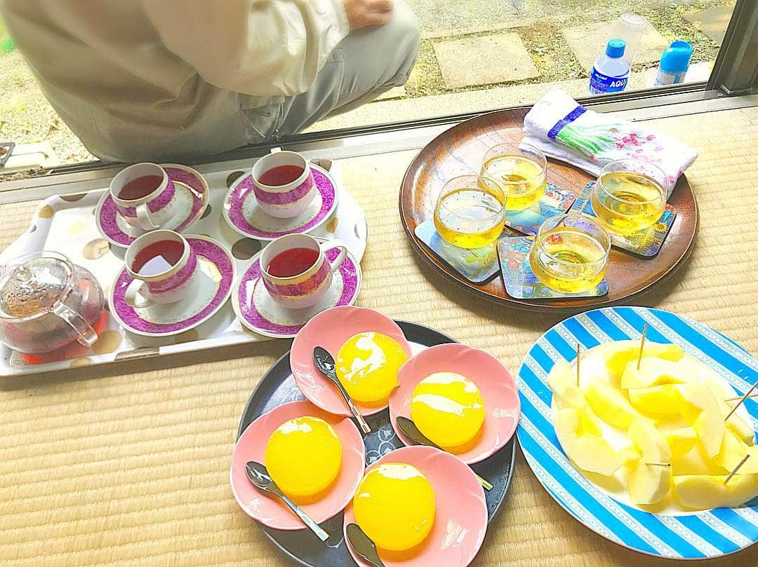 京乃ともみさんのインスタグラム写真 - (京乃ともみInstagram)「Afternoon tea Japanese style:)✂️🌳午後のお茶出し☕️あと少し、よろしくお願いします😊✨ . . #縁側 #植木屋さん #庭師さん #おもてなし」7月6日 15時27分 - tomomi_kyono