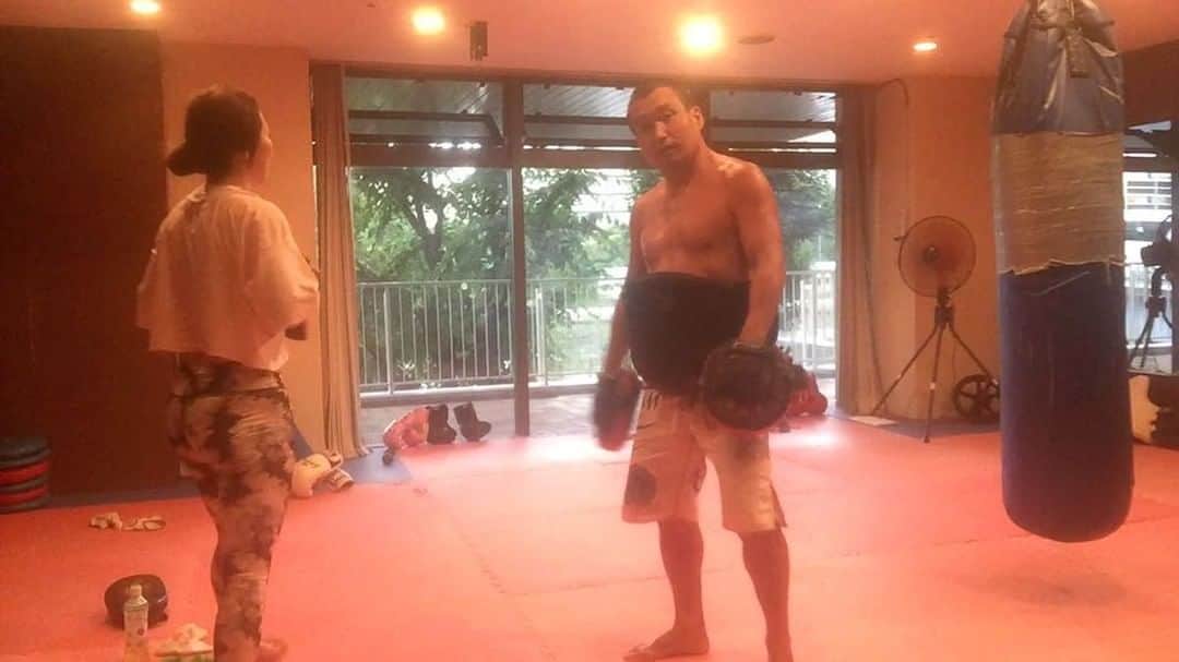 ありさ・あげまんクリエイターのインスタグラム：「昨日はランチの後にガチトレで久しぶりにキックボクシング💥🥊😏 最後の最後にコレしたからもうヘロヘロ🤤笑 ・ #トレーニング #ガチトレ #キックボクシング #ボクササイズ #腹筋女子 #エクササイズ #ダイエット #シェイプアップ #スタジオメレリエ #ヨガスタジオ併設 #私のヨガの母校 #原先生 #原ザップ #腹ザップw #ワークアウト #モデル #女優 #training #workout #kickboxing #diet #model #actress #yogateacher #yogainstructor」