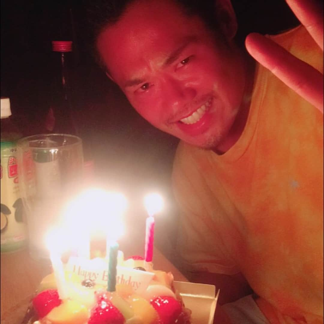 浅野優貴さんのインスタグラム写真 - (浅野優貴Instagram)「先日、たくさんの方々に誕生日を祝って頂きました🌈 いやー、幸せもんですね俺は😊🌸 こんなアホな奴のそばに居てくれて、みんな本当にありがとうございます🍀 俺なんか一人じゃなんも出来ませんが、みんなに支えられ、なんとか生きてます(￣▽￣)✨笑  周りの方への感謝の気持ちを忘れずに😁 何事も地道に一歩一歩、前進して参りますので👣  27歳になりましたが！笑 今後とも、よろしくお願い致します🏝☀」7月6日 16時06分 - yuuki_asano_