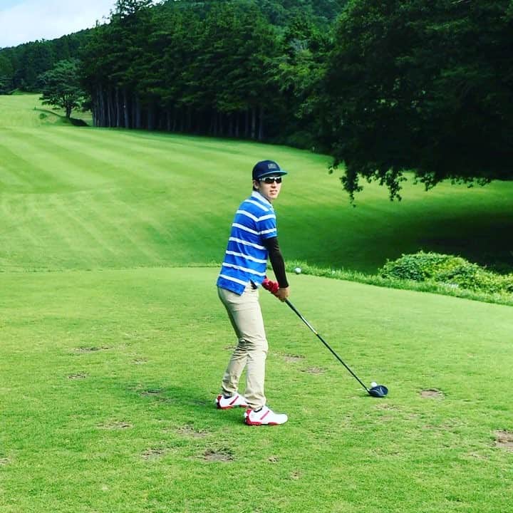 松村成のインスタグラム：「ファーストショット😁 思いっきり右に行き、しょっぱなOB。 #ドライバーショット #OBにハマる😭😭 #前進4打に助けられるの巻」