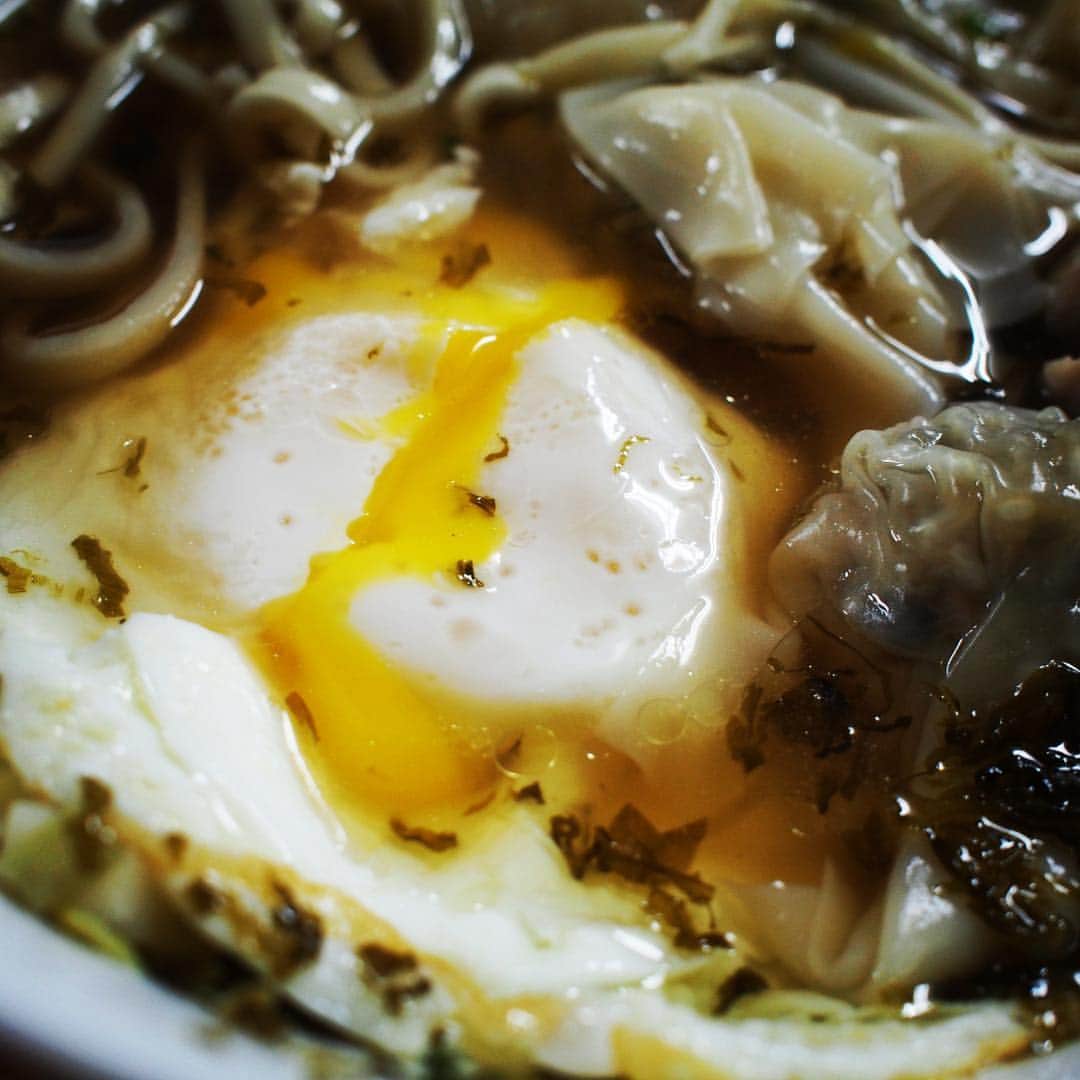 池澤春菜のインスタグラム：「魅惑の卵入り萬国酸菜麺 #meetcolorstaiwan #yellow」