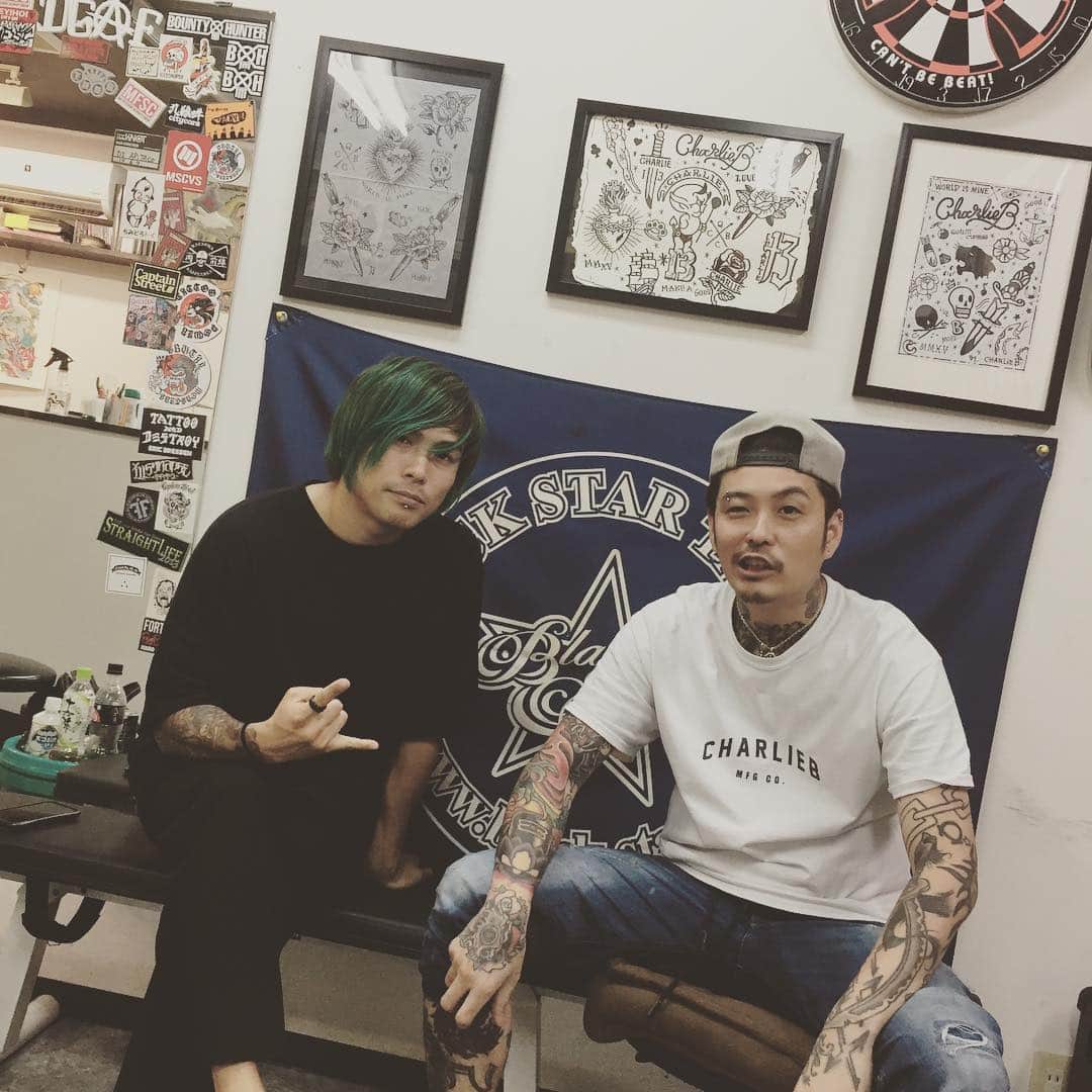 Sugiさんのインスタグラム写真 - (SugiInstagram)「今日は久々に @blackstarjun さんの所へ！！ やはりJunさんの彫るtattooは最高！！ 次はパーティーを！！🎉🍺🎉 ありがとうございました！！ #blackstartattoo #tattoo」7月6日 22時27分 - sugi_coldrain