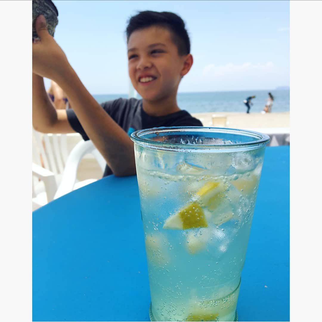 バイリンガル3兄妹さんのインスタグラム写真 - (バイリンガル3兄妹Instagram)「華さんは幼稚園なので 上2人と海に行ってきたよ！ ・ 暑すぎず、風が気持ちよくて、 のんびり最高でした！ ・ 海の家で飲んだ手作りの炭酸レモネード ・ すっごく美味しかった…💘 ・ #海 #夏休み #ビーチ #親バカ部 #バイリンガル3兄妹  #レモネード」7月7日 14時44分 - yucgram