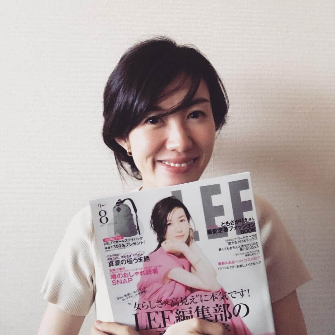 ともさかりえさんのインスタグラム写真 - (ともさかりえInstagram)「LEE8月号、本日発売です。表紙、いつもの連載、そして「最愛定番ファッションBOOK」と題して、私服の特集ページをやらせていただきました。流行とは真逆に向かっているかもしれないけど、素直に好きと思える、私の今の定番だけを詰め込んで。全て私服なのでブランドも偏っておりますが、現実はそんなもんよね。皆様の記憶に残るページになったらいいなと考えながら企画をすすめてきました。ぜし！ぜし！お手にとってもらえたら嬉しいです。  #lee #magazine #magazinelee #8月号  #表紙 #連載 #特集ページ  #最愛定番ファッションBOOK  #私服 #コーディネート」7月7日 14時36分 - rie_tomosaka_official