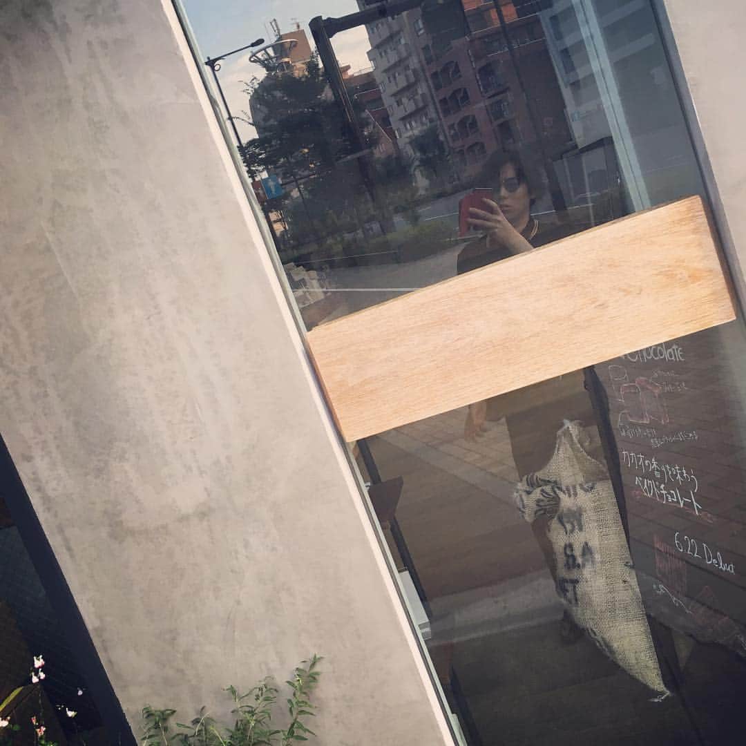 佐藤大樹さんのインスタグラム写真 - (佐藤大樹Instagram)「今朝、通りかかったcoffee shopのガラスに映る佐藤がハンサム過ぎたのでつい、ね🤳☕️ #おはよう#goodmorning #ハンサム」7月7日 7時21分 - kumamushi_sato