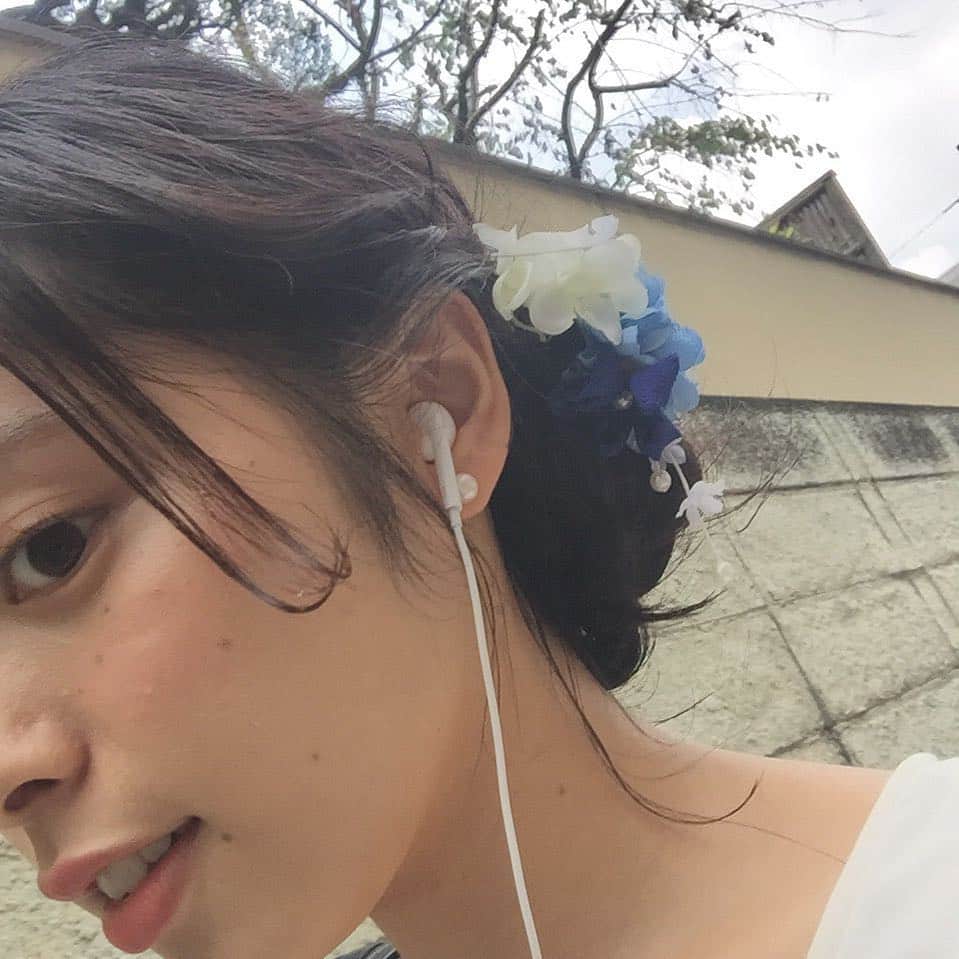 のインスタグラム：「浴衣デーでした〜 めっちゃ暑かったですね！💦笑  でもそんな中で、足を止めてくださる人がすごく多くてびっくりしました🙄おかげさまで緊張するよりも、楽しめました🌟ありがとうございました🙌  でも１つやらかしちゃったことあって 「ヘアセットの後に浴衣に着替えるから、前開きの私服着て行かないと！」っていうとこまで頭働いてなくて、開かない服着てっちゃって 服ちぎるしかないかーー…って一瞬思ったけど笑 なんとか無理矢理脱いで… もーほんと自分しっかりしてよ😞 って感じで… これからそういう抜けてるとこ変えていきたいなぁ… 最年長だし、ミスコンを通して成長していきたい！！ と思います  p.s. ももさんヘアセットありがとうございました👩‍❤️‍👩 ※ 写真はヘアセットしてもらってルンルンで、音楽ノリノリでパシャリ📸  おやすみなさい〜〜🐵💤 #misssophiacontest#上智#ミスコン#ミスソフィア#2017#miss#misssophia#上智大学#内田侑希#上智ミスコンno4#上智浴衣デー#七夕」
