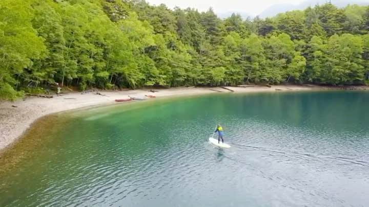 田村幸士のインスタグラム：「#SUP 先日の誕生日カヌー。 ガイドのSUPを借りて遊びました。 . SUPはカヌーと違って周りに囲まれるものが無いので自分自身が湖に浮いている感覚になるし、目の位置が高いので水面が乱反射しづらく透明度抜群のス菅沼の奥深くまで見られる。 SUPもドローンも欲しい。。。 . filming: @kuwaphoto」