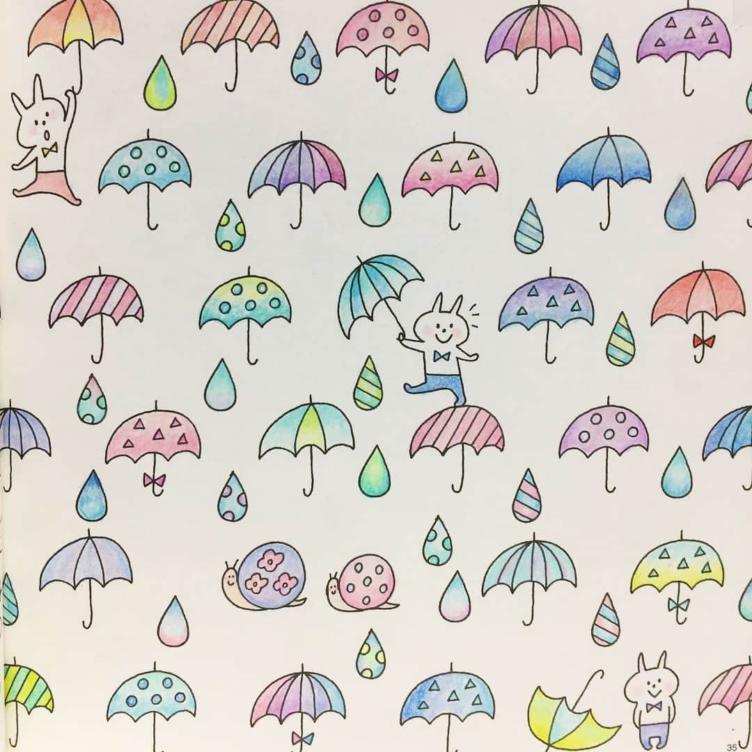 Sora Momoさんのインスタグラム写真 - (Sora MomoInstagram)「#かんたんかわいいぬり絵帖  傘☂️いっぱい塗ってみました✨ ☺︎ Instagramでもたくさん見せて頂いた綺麗な紫陽花をイメージして塗りました 梅雨入りしてから毎日ジメジメ💦 低気圧が来るたびに体が重くて気分も滅入りるけど、塗り絵をしてると気分が晴れます 雨でも明るい気分になれる傘がいいなぁ💖 ☺︎ #傘#紫陽花をイメージ#うさぎさんが可愛い #塗り絵#大人の塗り絵 #色鉛筆」7月7日 23時55分 - teratera_sorapu_