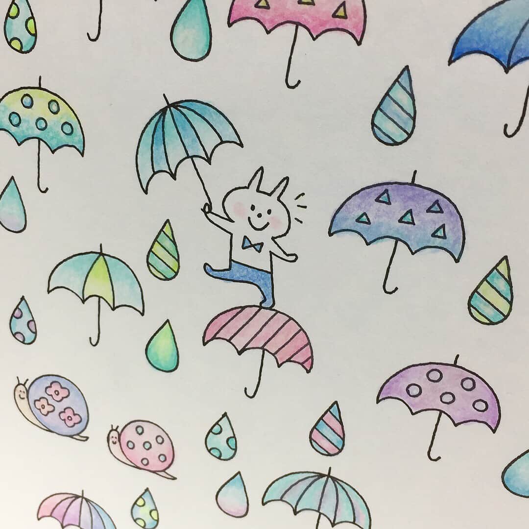 Sora Momoさんのインスタグラム写真 - (Sora MomoInstagram)「#かんたんかわいいぬり絵帖  傘☂️いっぱい塗ってみました✨ ☺︎ Instagramでもたくさん見せて頂いた綺麗な紫陽花をイメージして塗りました 梅雨入りしてから毎日ジメジメ💦 低気圧が来るたびに体が重くて気分も滅入りるけど、塗り絵をしてると気分が晴れます 雨でも明るい気分になれる傘がいいなぁ💖 ☺︎ #傘#紫陽花をイメージ#うさぎさんが可愛い #塗り絵#大人の塗り絵 #色鉛筆」7月7日 23時55分 - teratera_sorapu_