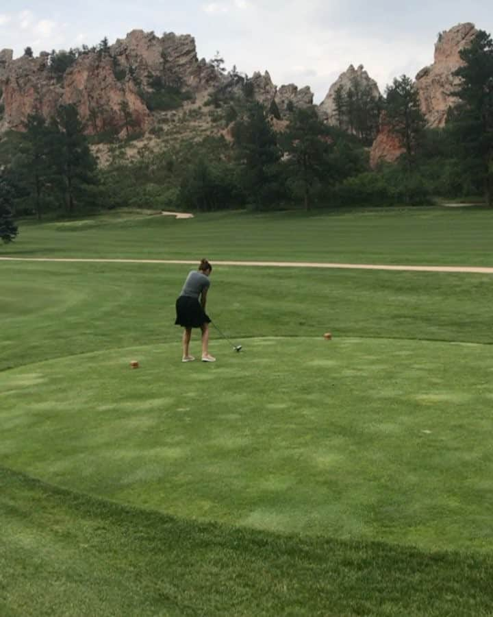 Marie Purvisのインスタグラム：「⛳️🏌🏽‍♀️trying to get the hang of this sport.」