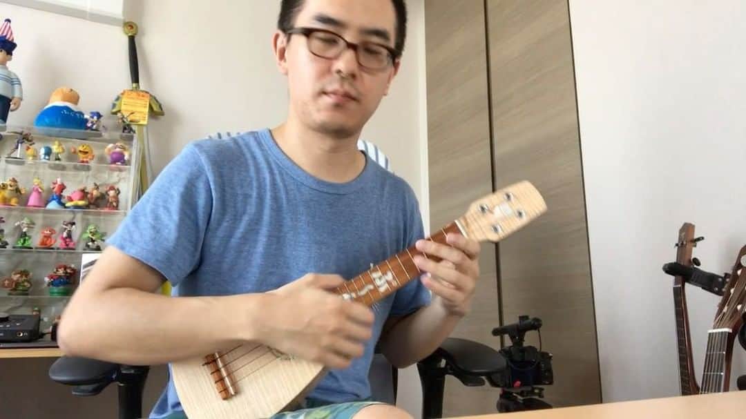 瀬戸弘司のインスタグラム：「ウクレレやってる人なら誰もが知っている名曲、キヨシ小林さんの「ミズタマリ」。ウクレレの試奏でこれ弾いてる人多いですね。  前に紹介したCD「キヨシさんとぬのさん」にもこのミズタマリが収録されていて、もうそれはそれは素晴らしい演奏でした。ミズタマリ練習してる人は買ったほうがいいですよ。まじヤバイです。  そしてぷんレレのチューニングはローGにしてます。まだ１年経ってないのに枯れた感じの音が出て早熟なヤツですねこいつは（笑） お気に入りです。  動画は1分に収まりきらなかったので早送りにしました。  #ukulele #キヨシ小林 #布川俊樹」