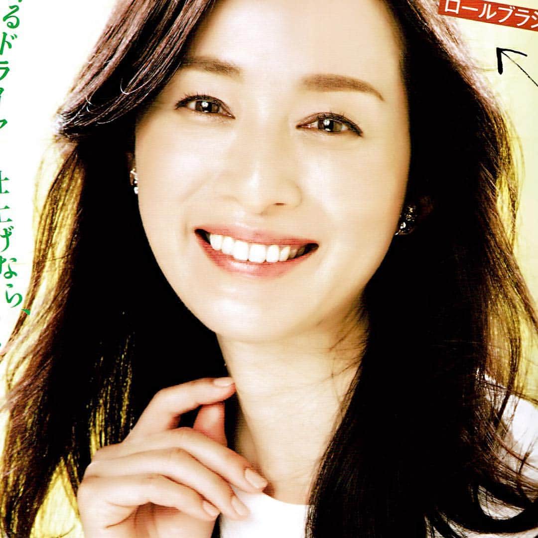 竹中友紀子のインスタグラム：「#美st 8月号より #くせ毛 の強い味方 #くるくるドライヤー の使い方を #前原穂高 さんに教えていただきました。 #photo ... #中島功輔 さん #hair ... #前原穂高 さん #makeup ... #sai さん #stylist ... #木村博美 さん #model ... #竹中友紀子」