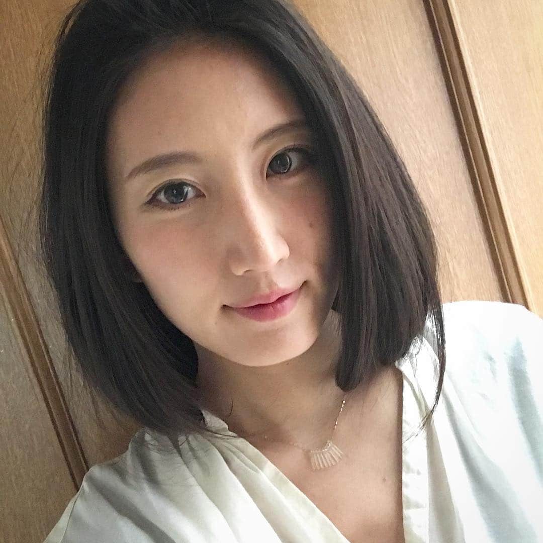 望月一花のインスタグラム：「暑い…髪の毛切りたい… このぐらいとか？ いやもっとばっさりいっちゃおうか？ 前髪はどうしようか？ パーマあてちゃう？ 誰か似合う髪型教えてください😂  #地毛です #内側に巻き込んだだけ #髪型迷う #夏苦手 #梅雨苦手 #早く秋来ないかな #気付いたら久しぶりのInstagram #自撮り自体久しぶり」