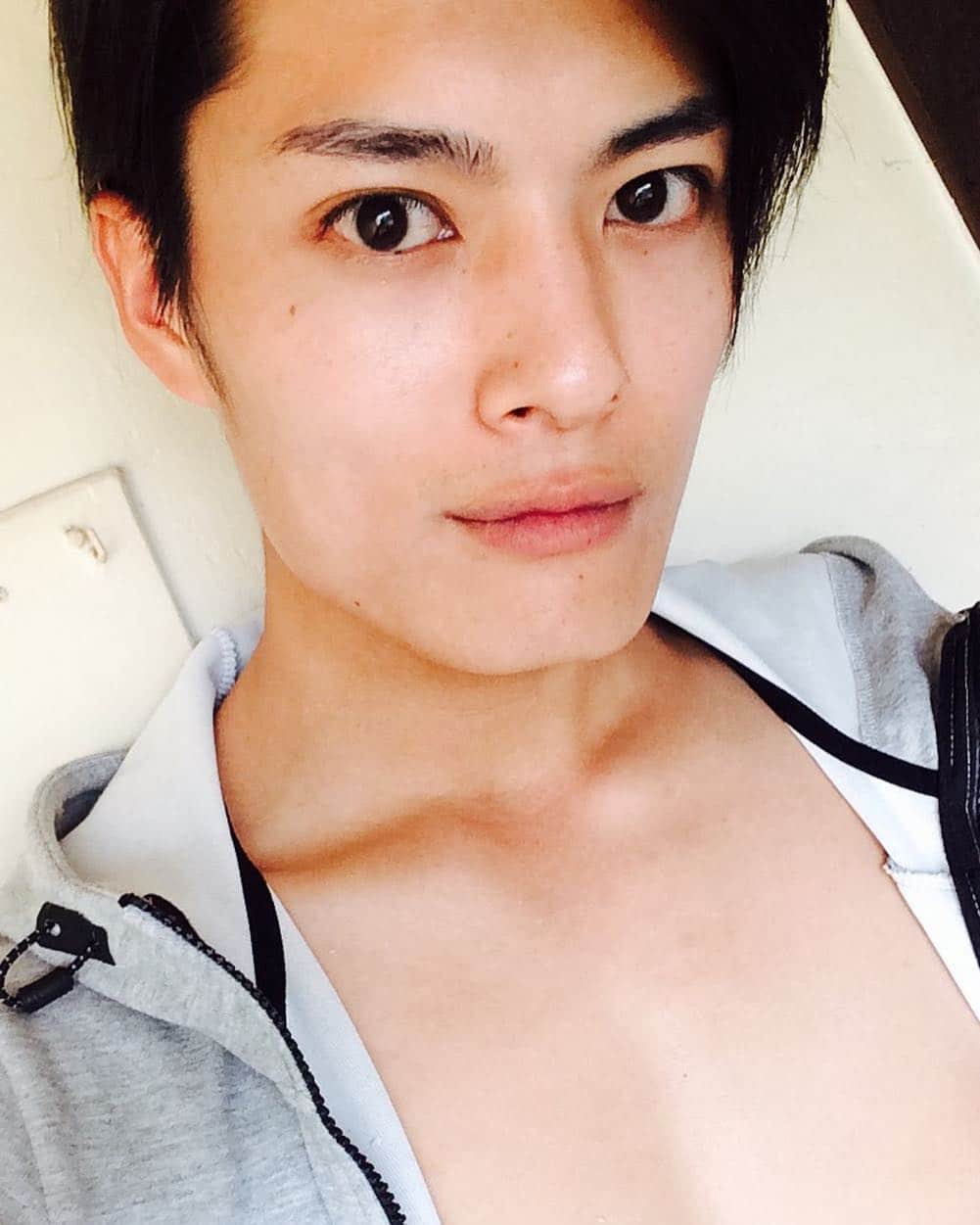 原田桂佑のインスタグラム：「原田です。  鎖骨男子、はじめました。  #ガルアワ #ボイアワ #イケ家 #原田桂佑  #イケメン #鎖骨男子 #萌え #セクシー」