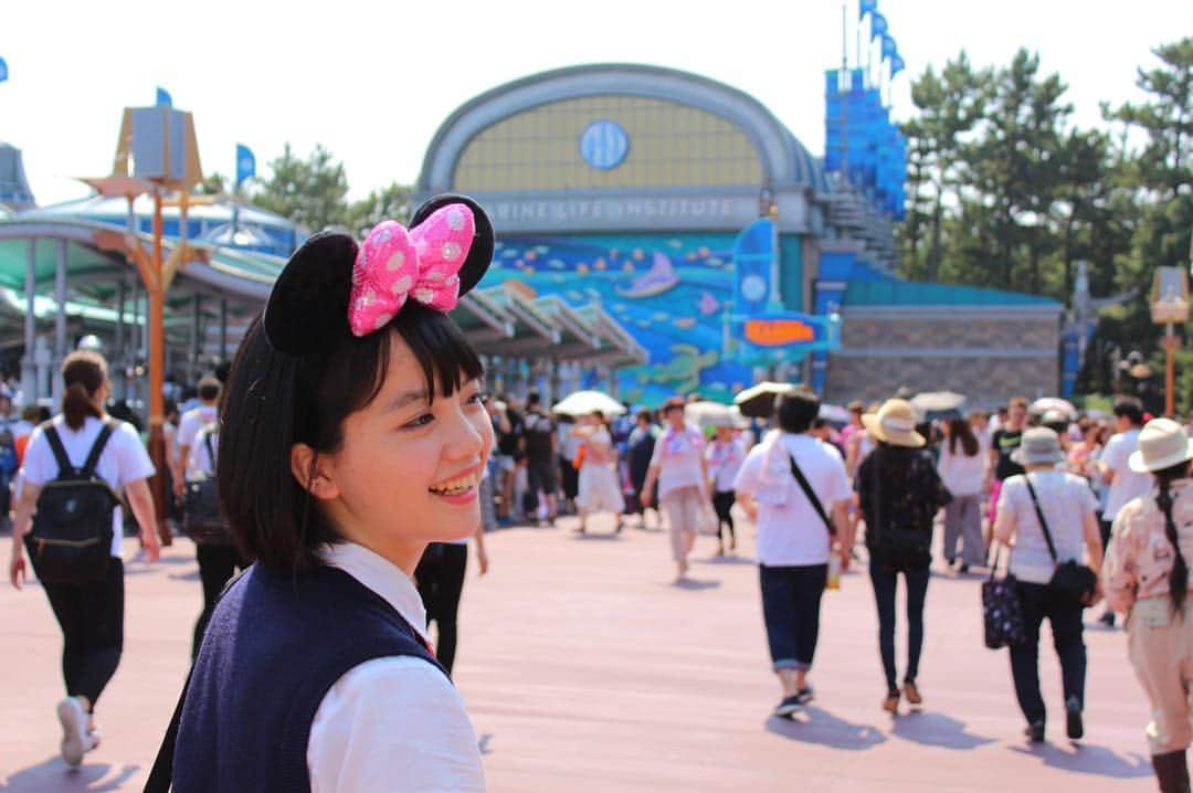 小川千尋さんのインスタグラム写真 - (小川千尋Instagram)「昨日は大学の友達と制服着て七夕ディズニー。 つくづく高校に戻りたいと思った1日でした😂 そして、ホライズンベイレストランに行ってミッキーにチューしてもらって、、、 ミッキーと結婚したいんです。🐭幸せな1日でした👍👍 * 今日は平塚七夕祭り行って、ららぽでアウェイ観戦します！！！楽しみ。頑張れベルマーレ！連勝！！！get3！！！ #ベルマーレ #ベルマーレクイーン #ベルクイ  #ディズニー #ディズニーシー #制服ディズニー #bellmare  #disneysea  #disney」7月8日 10時18分 - oga_chi84