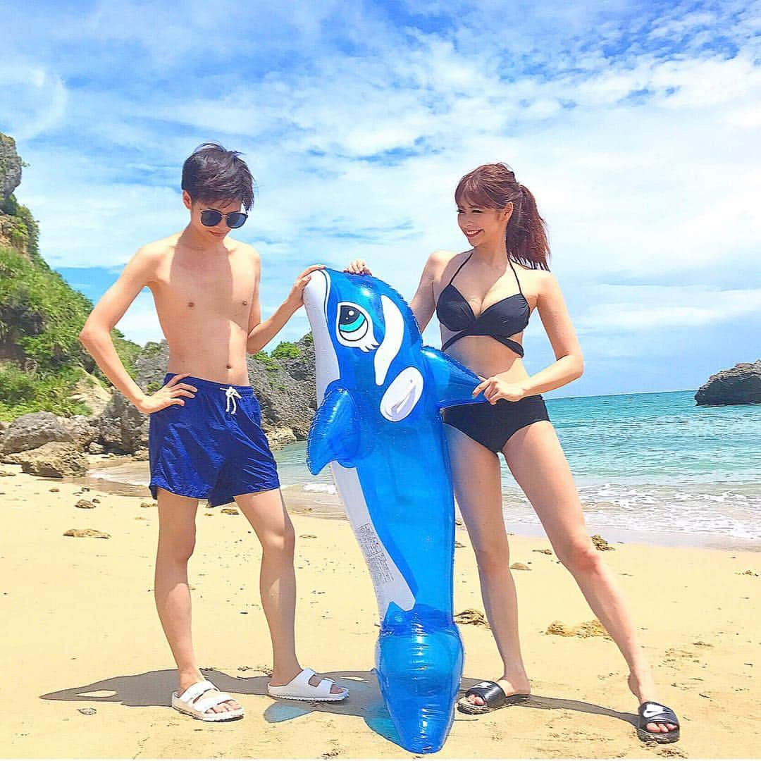 得あゆさんのインスタグラム写真 - (得あゆInstagram)「弟とシャチと私🏝 #沖縄#ビーチ#兄弟#仲良し#家族旅行#きゃぴきゃぴ#浮き輪#遊び#子供に戻る#なにより#弟の方が細い#弟の方が足長い#女子力高い#ひょろいから鍛えてほしい#メンズはもう少し日焼けしてて欲しい」7月8日 10時45分 - tokuayu819