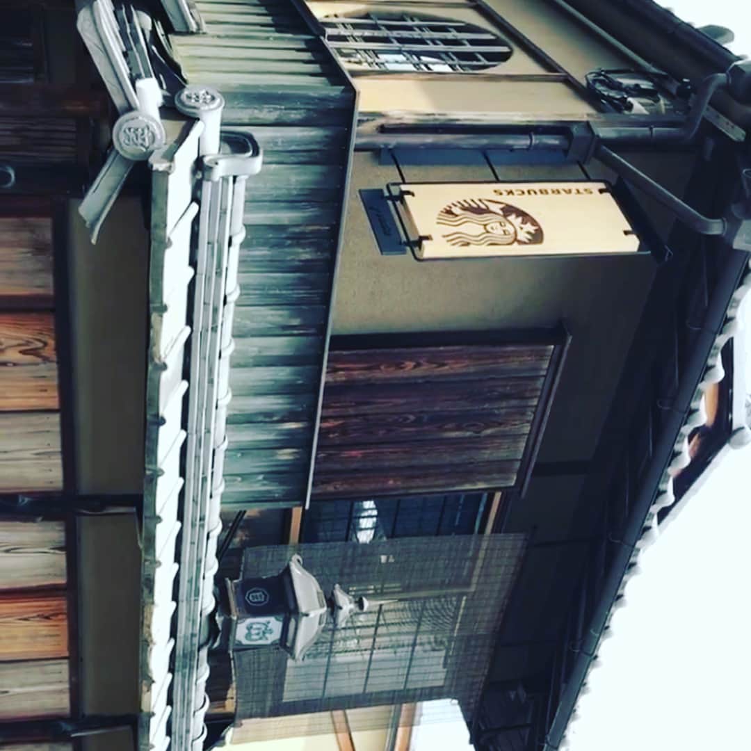 藤田慶和さんのインスタグラム写真 - (藤田慶和Instagram)「今ちょっと話題の京都の#starbuckscoffee 京都二寧坂ヤサカ茶屋店へ💨 和の雰囲気が最高でした〜☕️ やっぱり和風な店内なだけあって浴衣の人とか多いのに、自分だけハワイ感凄い…🌺笑 でもこれはこれで良し👍笑 starbucks×adidas #kyotostarbucks」7月8日 13時37分 - yoshikazu15