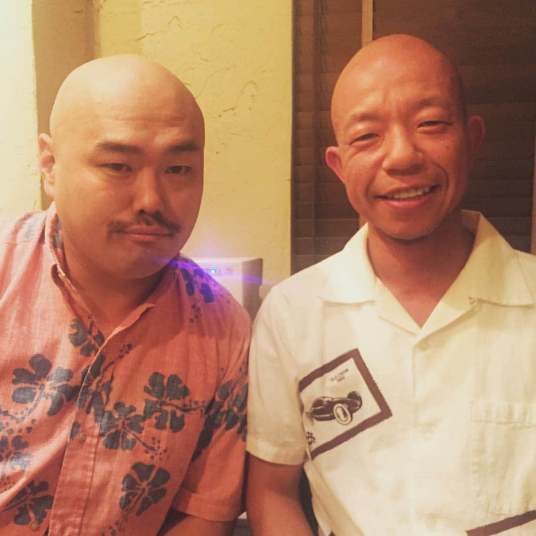 川島明のインスタグラム：「#二子玉 #四星球と六星球 #クロちゃん #本名が黒川明人 #本名の漢字を検索しようと #クロちゃんと入力しただけで #「クロちゃん 嘘つき」と予測変換される #なんやこいつは #アヒル口すな #ヒルや #吸血ヒル二匹にしか見えん #小峠さん #酒を飲むとピンク色に染まる #そしてよく笑いよく揺れるので #大人のオモチャ感がすごい #さらに飲み続けると #紫になる #これはもうミョウガ #幼少期のフリーザ #目が文化包丁」