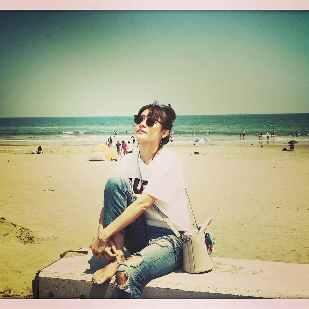 真崎麻衣のインスタグラム：「I like summer.🦋💛💛💛💛 💛  #sun#sear#sky#summer#happy #sunny #fun#love#eyevan7285」