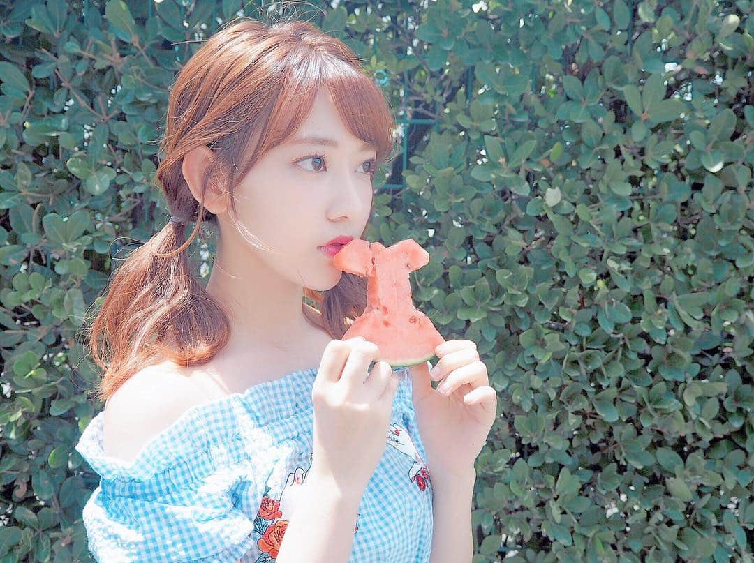 宮脇咲良さんのインスタグラム写真 - (宮脇咲良Instagram)「夏らしくスイカ食べたよ🍉  でもこのスイカ、不思議な形、、、🤔？ #watermelon #🍉 #sakura #sakuramiyawaki」7月8日 19時23分 - 39saku_chan