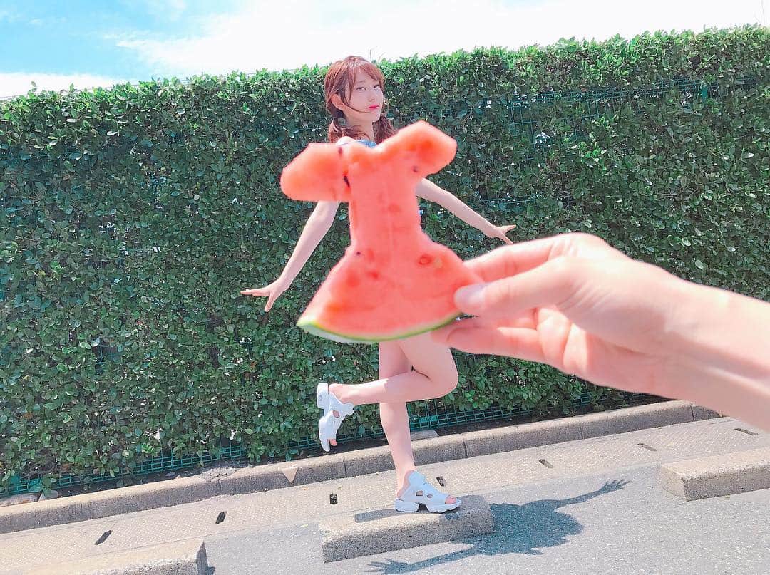 宮脇咲良さんのインスタグラム写真 - (宮脇咲良Instagram)「ジャジャーン！ なんと！！ スイカドレスだよ🍉✨ 夏らしくて可愛い写真になった😂 みんなもスイカ食べる時はぜひやって見て〜〜😊 #watermelon #dress #🍉 #watermelondress #sakura #sakuramiyawaki」7月8日 19時26分 - 39saku_chan