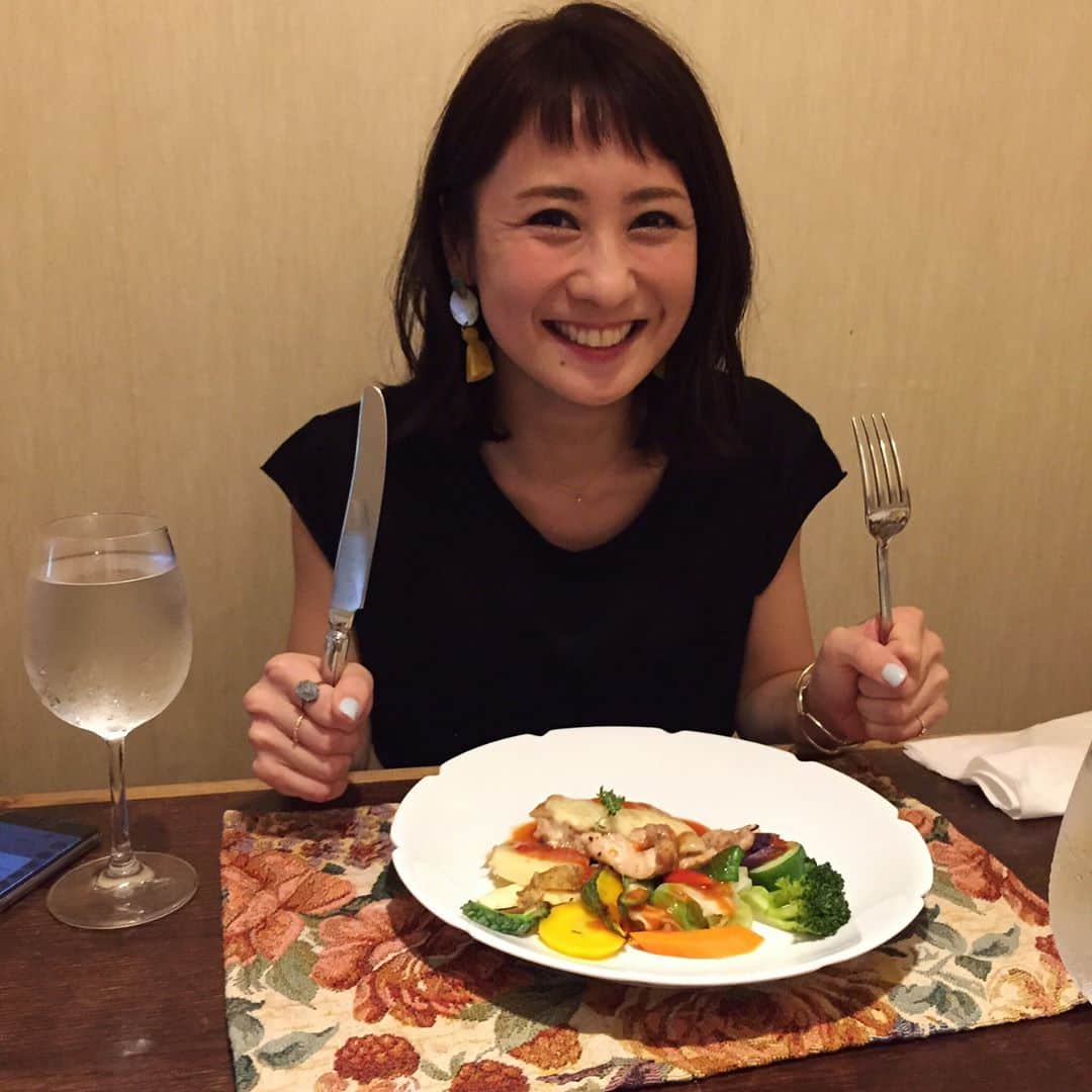 糸数美樹のインスタグラム：「くったくった #ランチ #いつものやつらと #美味しかったぜ #久しぶりにクレームブリュレってやつ食べた #甘いのな #メインが出てくるの待てずこんな感じに #わんぱく小僧かや #あ、髪切っちゃった #さっぱりー #そしていつものメンバー #YMM #基本くだらん話 #痩せたとか痩せてないとか #プロテインなにがいいかとか #わたしは鶏肉がすきです」