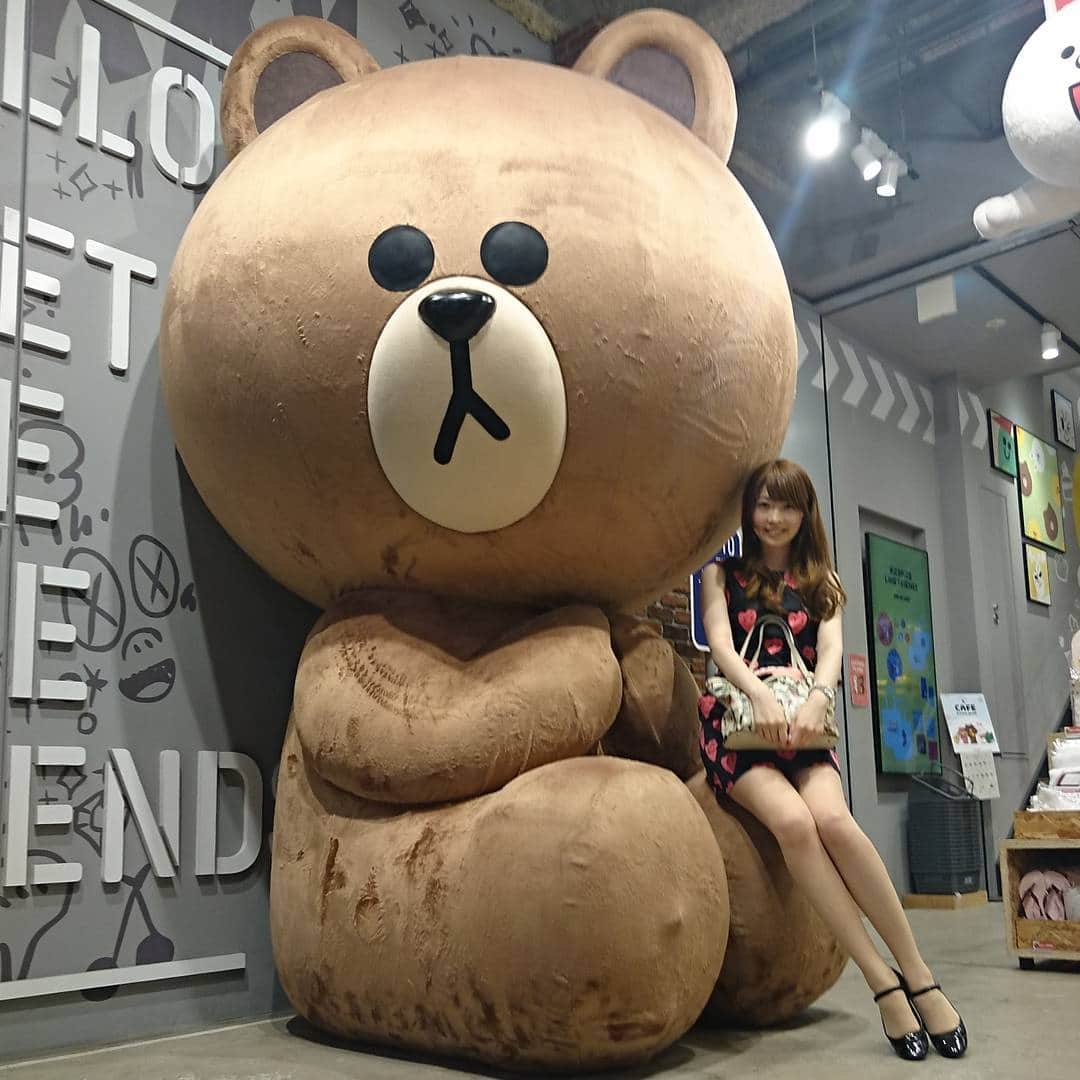 のインスタグラム：「明日は結婚式に呼ばれてて福岡に来ました😄✨ 私はまだ予定ないですがｗ お天気もつかな？ #fukuoka #line #linefriendsstore #福岡 #博多 #高身長女子 #173cm 実は #福岡出身 #ワンピース #脚 #ミニ丈 #ミニ丈ワンピ #熊 🐻 #ブラウン #巨大」