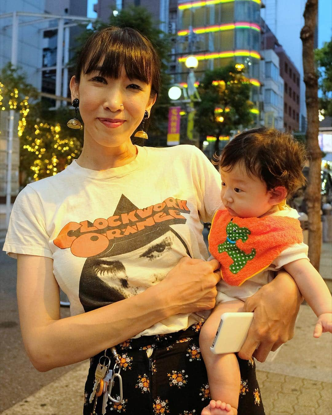 シトウレイさんのインスタグラム写真 - (シトウレイInstagram)「@sachikop and her lovely baby at Osaka. see more via STYLEfromTOKYO (link in bio)  今日のSTYLEfromTOKYOはママ＆ベイビーのお揃いファッション！ なんかこういう位のお揃い感が、個人的には丁度いい感じします。 彼女にまつわる物語はSTYLEfromTOKYOで！（プロフィールのリンクからどうぞ！） #stylefromtokyo #osaka #ravirlevant #street #fashion  #さちこさん #もくちゃん #キャワ♡」7月8日 21時39分 - reishito