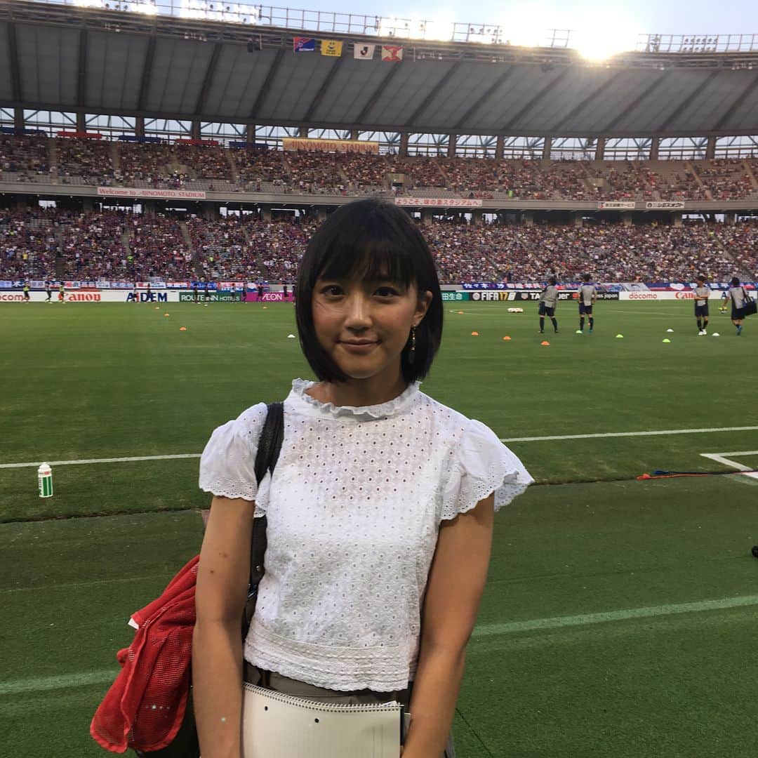 竹内由恵さんのインスタグラム写真 - (竹内由恵Instagram)「今日は「FC東京対鹿島アントラーズ」の試合に来ました！結果は2-2の引き分け。どちらも譲らない白熱した内容でした。さらに、なんとこの日の観客数は42979人！満員御礼を記念してFC東京の広報さんから50円玉をいただきました⚽️ #サッカー #fc東京 #鹿島アントラーズ#やべっちfc #竹内由恵 #テレビ朝日」7月8日 22時18分 - yoshie0takeuchi