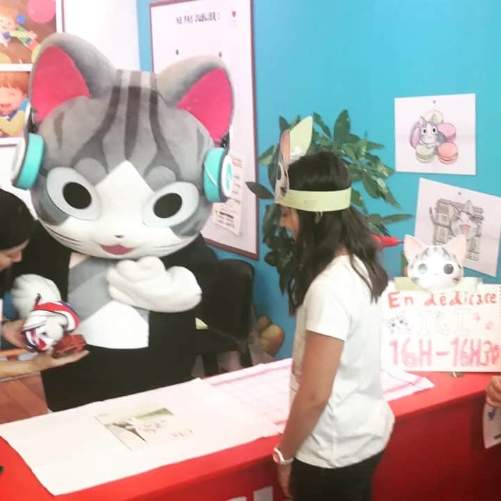 Chi のインスタグラム：「チーのサインかい、まんいんおんれー！ にくきゅー いっぱいサインちたよ！  #JapanExpo2017 #ChiParis #こねこのチー #チー  #chi #ChiUneViedeChat」