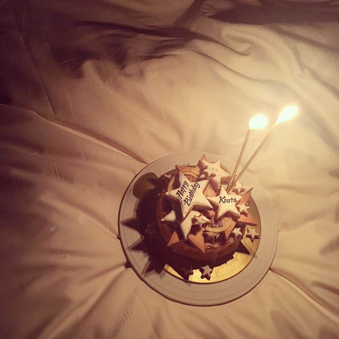 風間ゆみえのインスタグラム：「HAPPY BIRTHDAY🎉💃🏻💕 またひとつ大人に。大人なって失っていくものよりも、増えていくものの方が多いわ。  おめでとう‼︎ いつまでもその面白さを大切に‼︎ 大好きよ‼︎‼︎ PS.... @yukaitaya 渋すぎるわ♡ 惚れそうだった😍 本当に驚き、喜んで泣きそうだったわよ。美味しくいただき酔わせていただきました‼︎ ありがとう😊✨」