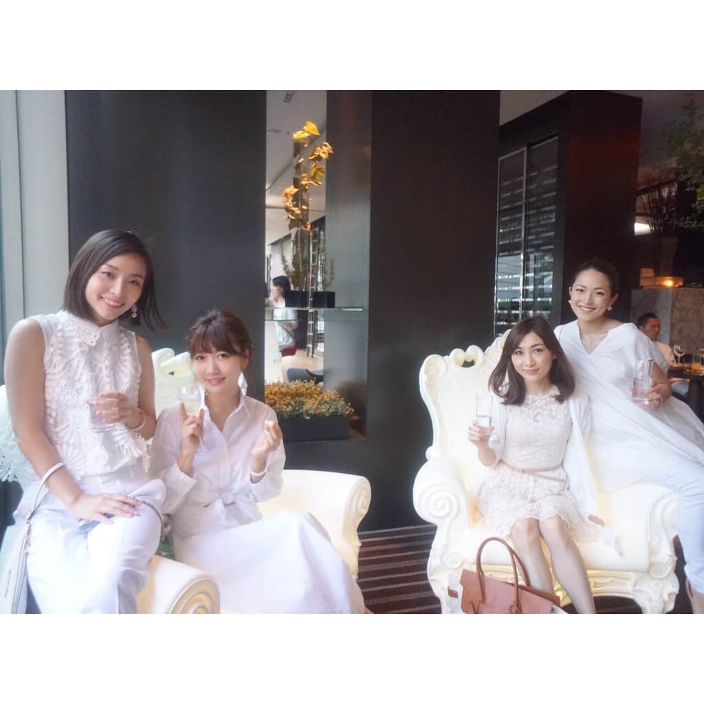 佐々木あさひのインスタグラム：「オールホワイトコーデでビュッフェな夜😆🥂 家で作業してる毎日だから洋服選んで、美味しいもの食べて、たっぷりお話出来る時間に感謝🙏✨✨ @ha_chu @momo.official @remi_912 . . ビュッフェでドレスコードありって初めて聞いた！食事だけじゃない楽しみがあって好き。毎週土曜日期間限定みたいです。 念のためシミ取り持って行ったけど、使わずに済みました👍 #フレンチキッチン #ソワレブランシュ #ホワイトコーデ #dresscode #allwhiteparty #grandhyatttokyo #summer」