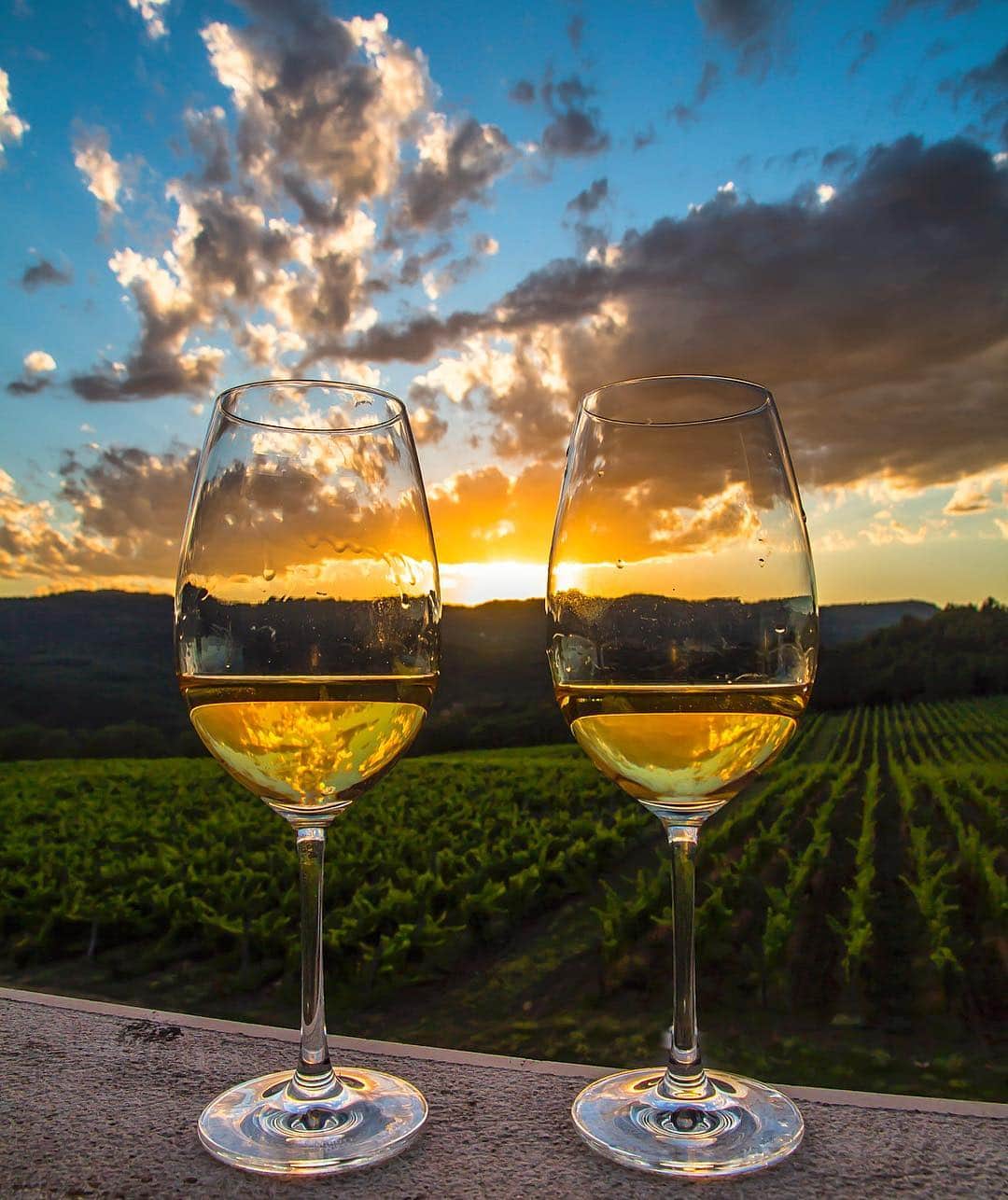 Hatice Korkmaz The Color Queenのインスタグラム：「Keyifli haftasonlari🥂 Cheers to weekend🥂😁 sunset over vineyards of @dvoracbelaj in #centralistria 🍇 #istria #croatia #shareistria @shareistria」