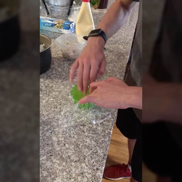 ジェイソン・ブラウンのインスタグラム：「Making sushi! 今日、私はすしとツナマヨおにぎりを作りました！！！とってもおいしい！❤️😋🍣🍙」
