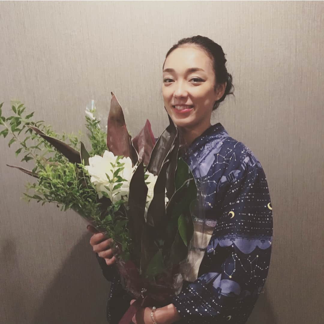 本郷理華のインスタグラム：「ドリームオンアイス三日間ありがとうございました😆 素敵なお花ありがとうございます✨😊 三日間とても楽しかったです！！ KOSEさんに今回もヘアメイクをして頂きました💄💇🏻 4公演全部髪型が変わっていました😆だんだんバージョンアップしていって最終日が1番お気に入りです✌🏻」