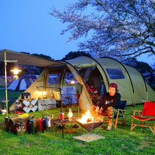 キャンプ情報サイト［ランタン］さんのインスタグラム写真 - (キャンプ情報サイト［ランタン］Instagram)「CAMP SMILE STYLE #キャンプ #ノルディスク #レイサ6 #焚き火 #ヴェイパラックス #シェルコン #camp#camper #camping #campinglife #nordisk #reisa6 #bonfire #lantern_camp #成田ゆめ牧場ファミリーオートキャンプ場」7月9日 21時57分 - lantern.camp