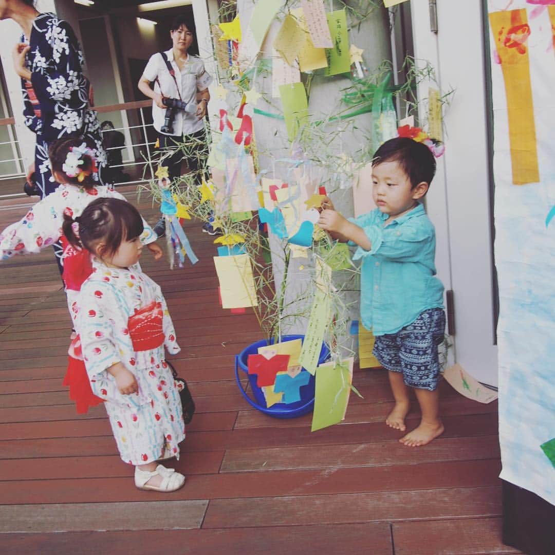 亀恭子のインスタグラム：「昨日の保育園の夏祭り。  ほのぼのムード^ ^  乾いた洗濯物の中からチョイスしてしまったけど、 そういえば…甚平を着せてあげれば良かった…^^; ごめんね^^; #summerday #nursery #summerevent #夏祭り #子供の笑顔 #息子は普段着 #母さんも普段着 #来年は浴衣と甚平かな」