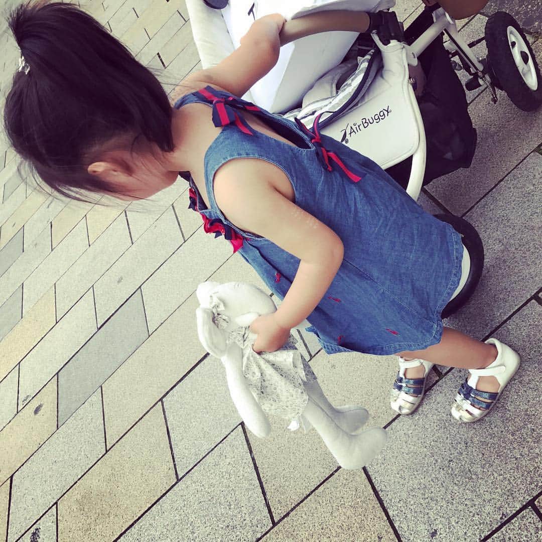 さがゆりこのインスタグラム：「海老の柄のワンピース。 本人1番お気に入りワンピース。 背中がセクシー(^^) #zara doll #kids fashion #lapinhouse」
