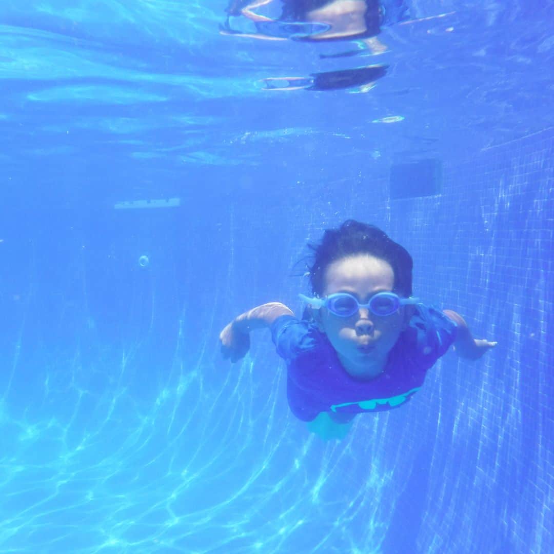 西山美希子さんのインスタグラム写真 - (西山美希子Instagram)「息子一緒に潜って魚さん眺めるのが、ほんとに楽しい✨✨100匹くらいのお魚さん見たよ！娘も、やっと潜れるようになりました✌️」7月9日 20時27分 - mariaclove