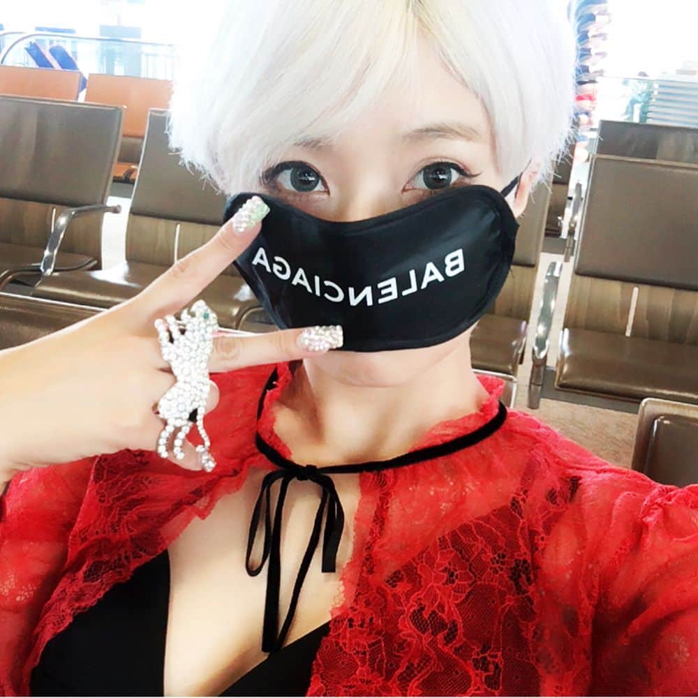 中川友里さんのインスタグラム写真 - (中川友里Instagram)「i miss u! 🇫🇷‼️✨🇫🇷💖 off to Tokyo🐝✨ #collet #balenciaga #limited #eyemask #sleep #tokyo #japan @cchannel_style」7月10日 0時03分 - darayunya