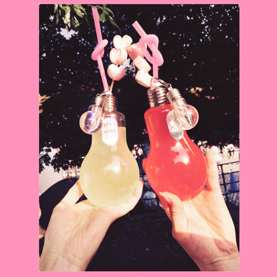 木月沙織のインスタグラム：「ささらと#pikapikaSoda を飲んだよ(＊´╰╯`＊)乾杯っ  #赤レンガ倉庫 #でんきゅうそーだ💡 #電球ソーダ #ピカピカソーダ #ごほうび #レモンスカッシュ #ほっぺ落ちた #夏 #soda #drink #かわいい」