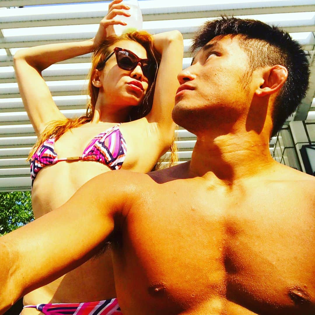 あびる優さんのインスタグラム写真 - (あびる優Instagram)「太陽大好き夫婦😎☀️💕 #summer#sunnyday#sunnyday#pool#tanning#love#husband#family#couple#家族#夫婦#カップル#彼#プール#夏#毎日#喧嘩#笑#でも#たまに#仲良し#笑」7月10日 17時12分 - yuabiru74