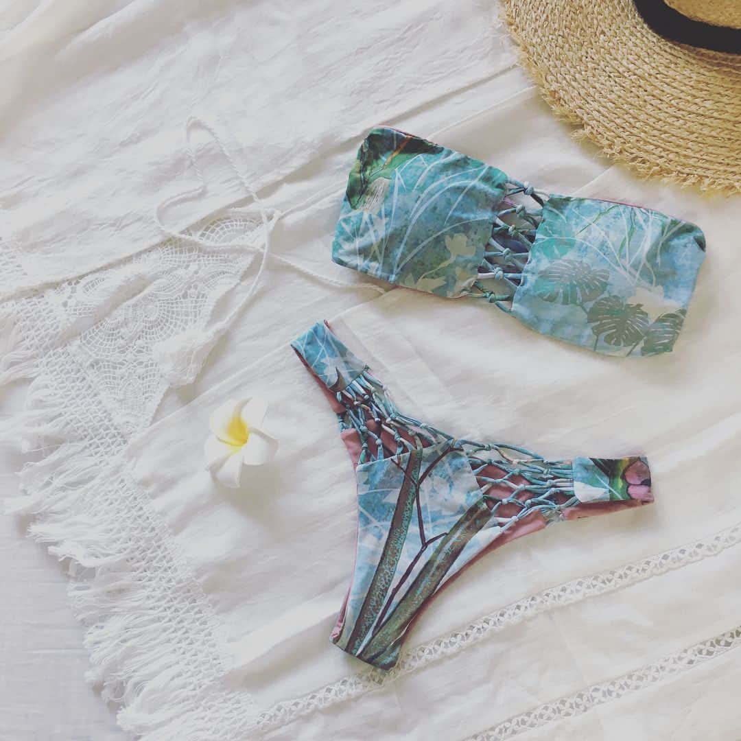 高橋茉莉のインスタグラム：「@to_the_sea_hawaii の展示会で頼んでた商品が届いた❤️ 一目惚れチュニックと  @sanlorenzo_bikinis の水着可愛い👙💕 リバーシブルで柄×ピンク🏖 . 旦那との強制お揃いTシャツも💑w 毎週末は海だから、今週の海で着るのが楽しみだ🤤 . .  #Tothesea #SANLORENZO #swimwears #bikini #Tshirt #summer #beach #pairlook #Hawaii」