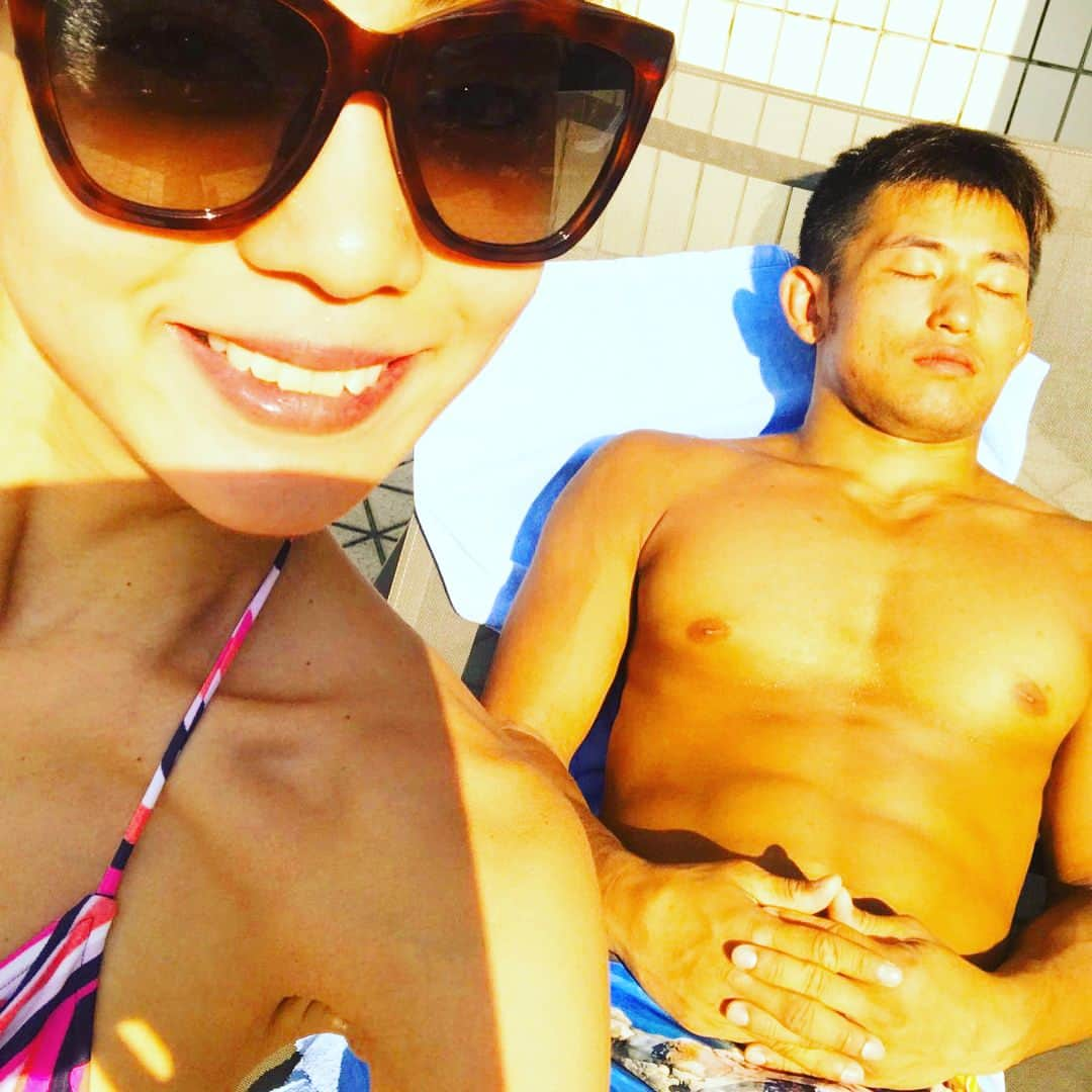 あびる優さんのインスタグラム写真 - (あびる優Instagram)「太陽大好き夫婦😎☀️💕 #summer#sunnyday#sunnyday#pool#tanning#love#husband#family#couple#家族#夫婦#カップル#彼#プール#夏#毎日#喧嘩#笑#でも#たまに#仲良し#笑」7月10日 17時12分 - yuabiru74