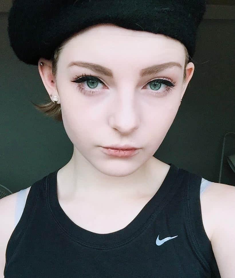 Ella Freyaのインスタグラム：「Old selfie where I somehow looked badass lol」