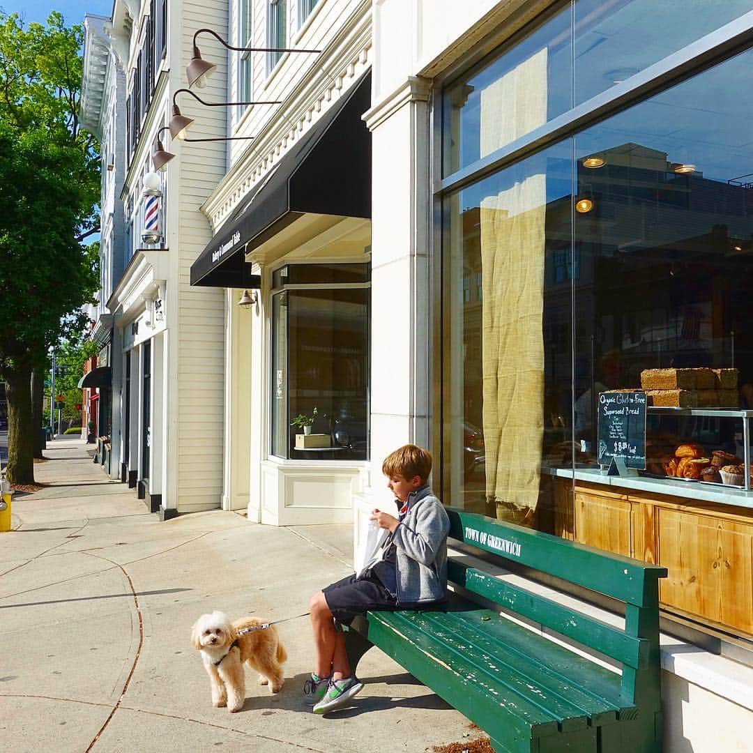 川原亜矢子のインスタグラム：「Downtown of Greenwich CT グリニッジのメインストリート。さりげない贅沢。 #ニューイングランド #グリニッジ  #コネチカット #newengland #connecticut #travel」