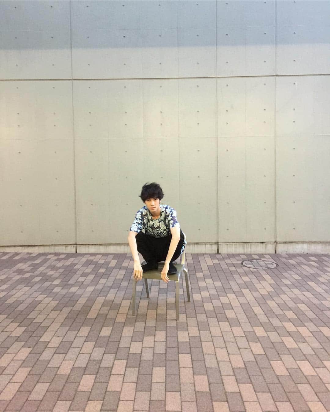 のインスタグラム：「今日も友達に撮って貰いましたー！ 全裸になって薔薇だけ持たされてずっと棒立ち笑  動画載せようと思ったけど酷すぎたからまた今度🤐  #今日写真3枚目 #ここぞとばかりに #やっぱり上手い #好き #また来週 #これからご飯」