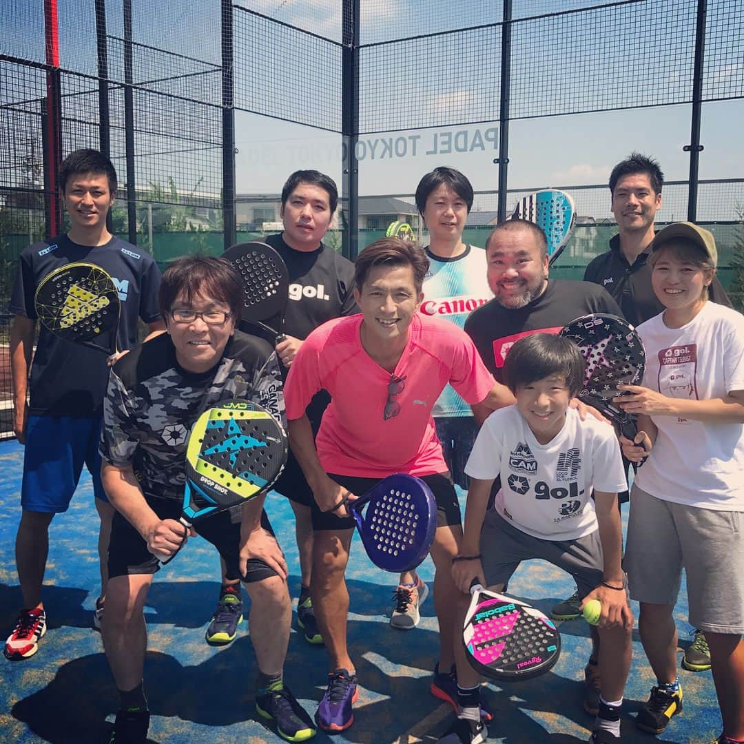 福西崇史さんのインスタグラム写真 - (福西崇史Instagram)「高橋陽一先生と皆さんでパデルをやって来ました。  テニスとスカッシュの間くらいと言えばいいのかな〜 テニスは時々やってるけど、また違ったスポーツですね😁  先生うまい✨  #初めて #padel #パデル  #暑すぎ」7月10日 19時11分 - takashi_fukunishi