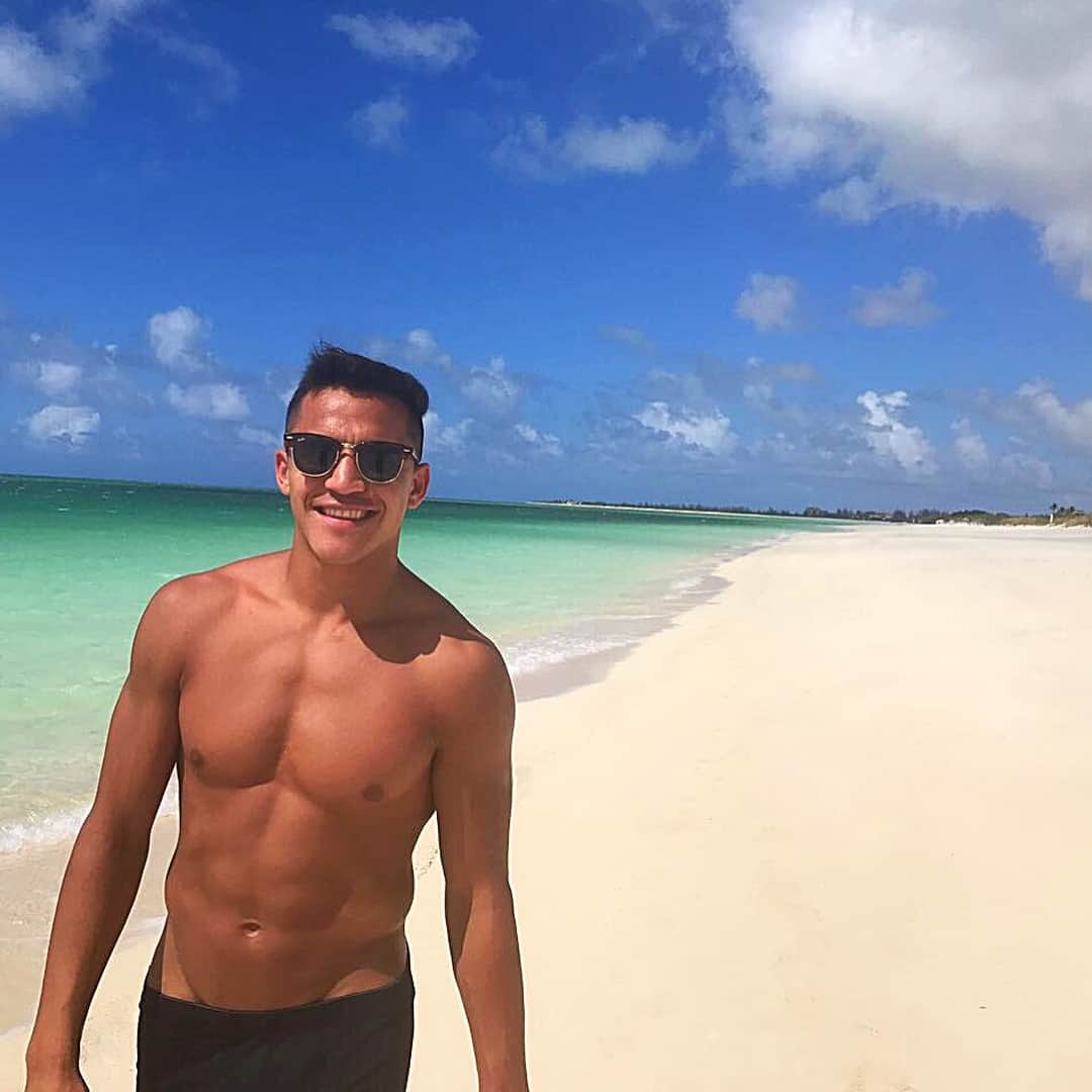 アレクシス・サンチェスのインスタグラム：「🏝」