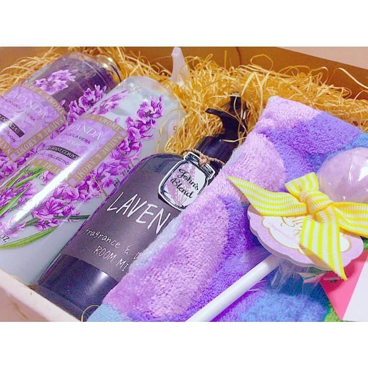 相澤瑠香のインスタグラム：「素敵なプレゼントをいただきました🙆‍♀️💘🎁 #present #gift #johnsblend #lavanda #rudy #bath #showergel #fragrance #roommist #mist #bathfizzies #lollipop #isso #purple #cute #beauty #thanks」